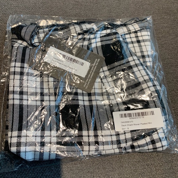 Pretty Little Thing mini skirt - Picture 3 of 3